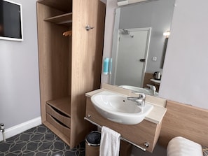 Habitación básica doble, baño compartido | 1 dormitorio, ropa de cama de alta calidad, colchones Select Comfort