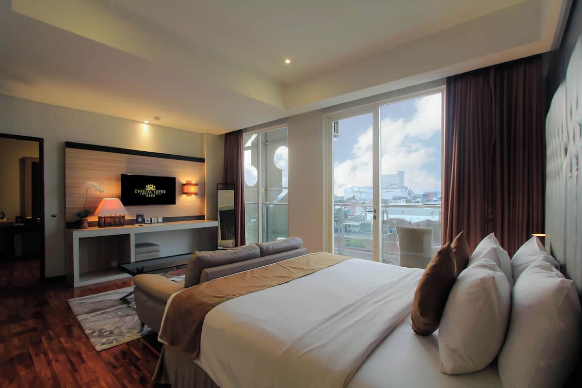 Executive-Suite, 1 King-Bett | Zimmersafe, Schreibtisch, schallisolierte Zimmer, kostenloses WLAN