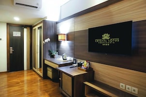 Suite, 1 King Bed | In-room safe, desk, soundproofing, free WiFi