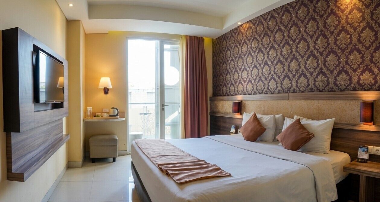 Superior Room, 1 King Bed | In-room safe, desk, soundproofing, free WiFi