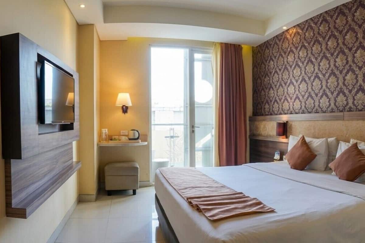 Habitación superior, 1 cama de matrimonio grande | Caja fuerte, escritorio, sistema de insonorización y wifi gratis