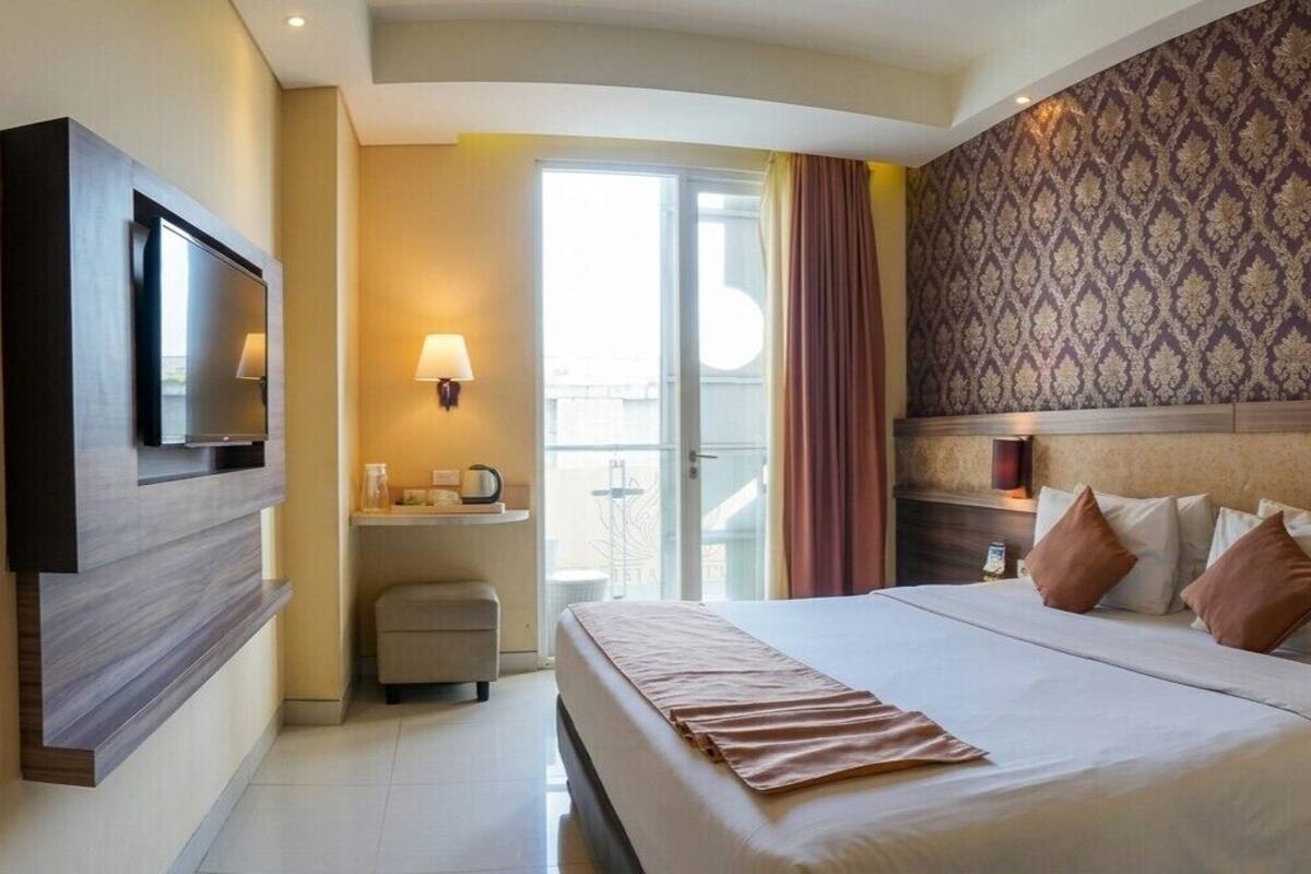 Superior Room, 1 King Bed | In-room safe, desk, soundproofing, free WiFi