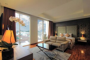 Caja de seguridad en la habitación y escritorio 