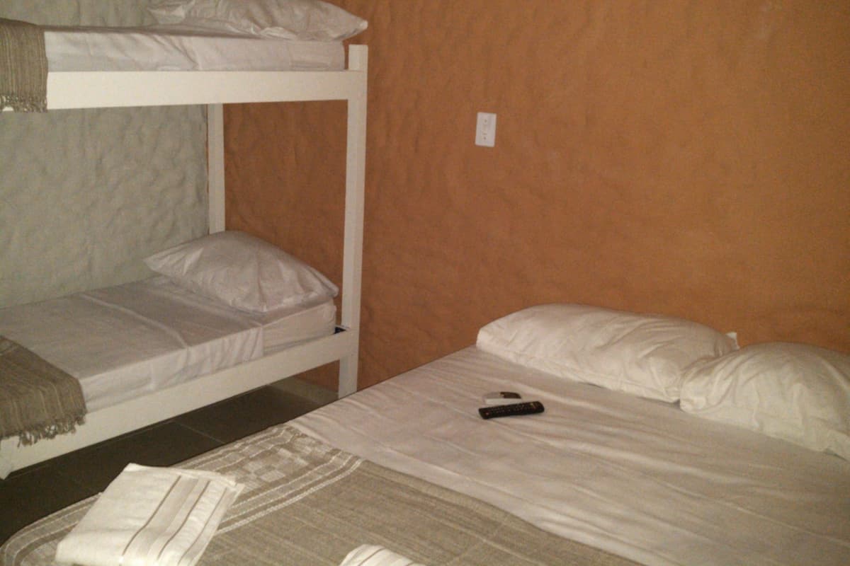 Ein Schlafraum mit Stockbetten und einem Einzelbett.