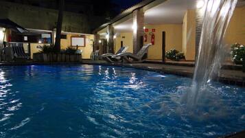 Piscina externa, guarda-sóis, espreguiçadeiras