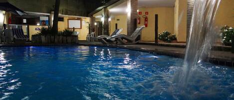 Piscina externa, guarda-sóis, espreguiçadeiras