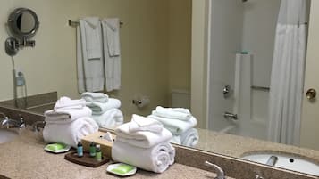 Room, 2 Bedrooms | Bathroom | Hair dryer, towels