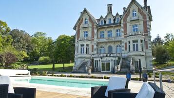 Outdoor pool, pool loungers