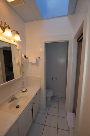 Perhemökki, 2 makuuhuonetta, jaettu kylpyhuone (Cottage A- 1 Full+2 Twins) | Kylpyhuone | Ilmaiset hygieniatuotteet, hiustenkuivaaja, pyyhkeet, saippua