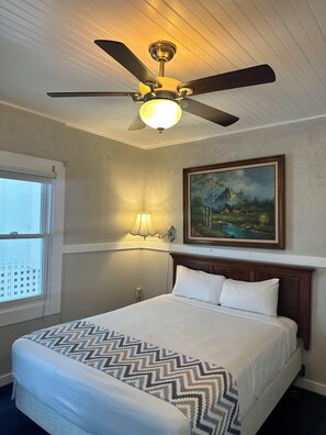 Mökki, 1 keskisuuri parisänky (Cottage-1Queen+ Kitchen) | Silitysrauta/-lauta, ilmainen Wi-Fi, vuodevaatteet