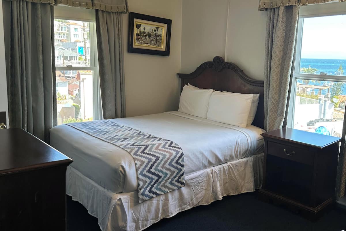Premium Double Room, 1 Queen Bed, Partial Sea View (1 Queen- Ocean View) | 1 bedroom, iron/ironing board, free WiFi, bed sheets