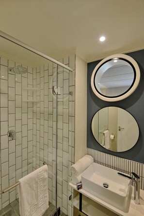 Douche, articles de toilette gratuits, sèche-cheveux
