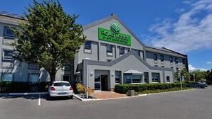A modern building with a sign for "Road Lodge by City Lodge Hotels". - Road Lodge N1 City (Cape Town)