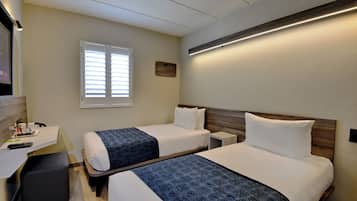 Escritorio, cortinas blackout y tabla de planchar con plancha