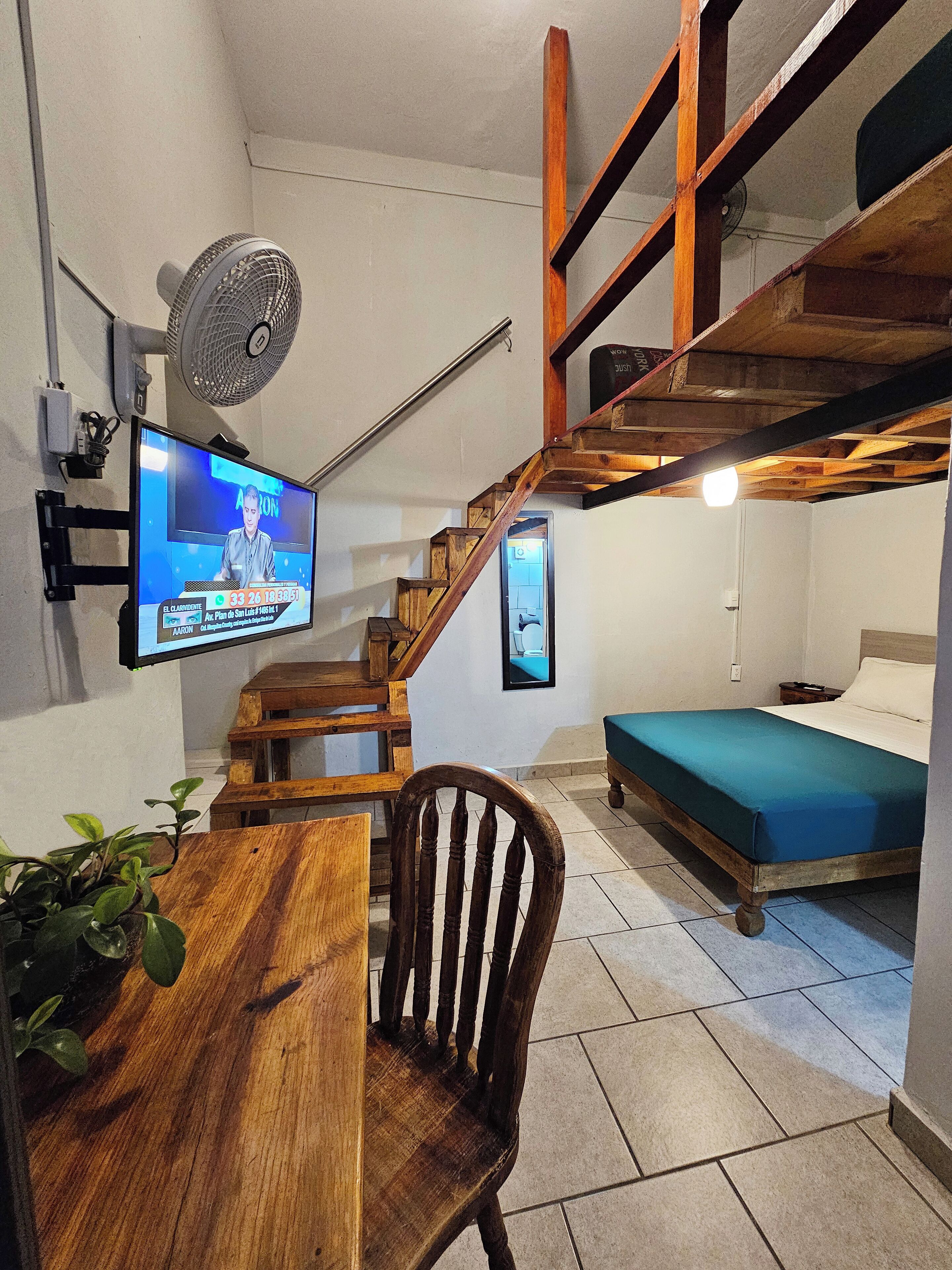 Een strijkplank/strijkijzer, gratis wifi, beddengoed