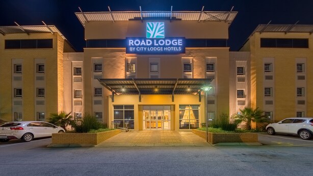L’entrée d’un hôtel, avec une enseigne indiquant : « ROAD LODGE BY CITY LODGE HOTELS ».