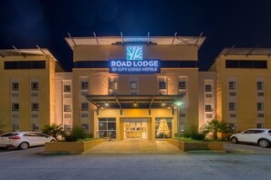 Een hotel ingang met een bord waarop staat 'ROAD LODGE BY CITY LODGE HOTELS'.