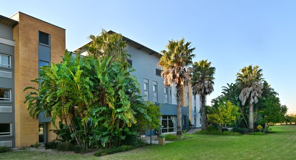 A modern building with a brick facade and large windows. - Road Lodge Port Elizabeth Airport (Gqeberha (Port Elizabeth))