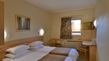 Escrivaninha, cortinas blackout, ferros/tábuas de passar roupa