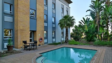 Una piscina al aire libre