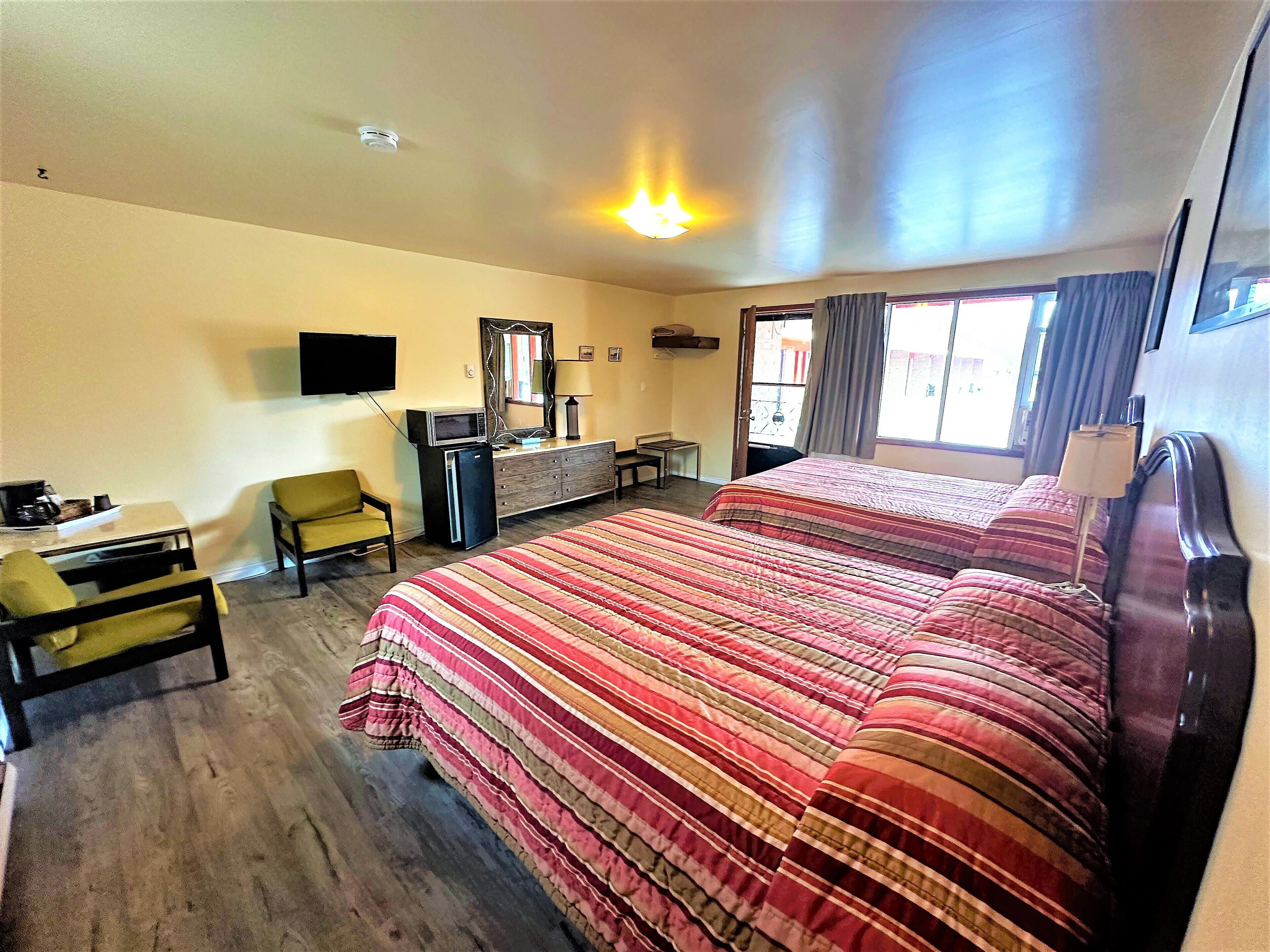 Bureau, chambres insonorisées, fer et planche à repasser, Wi-Fi gratuit