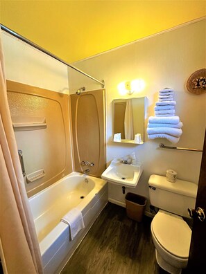 Double Room | Bathroom | Combined shower/tub, hair dryer, towels