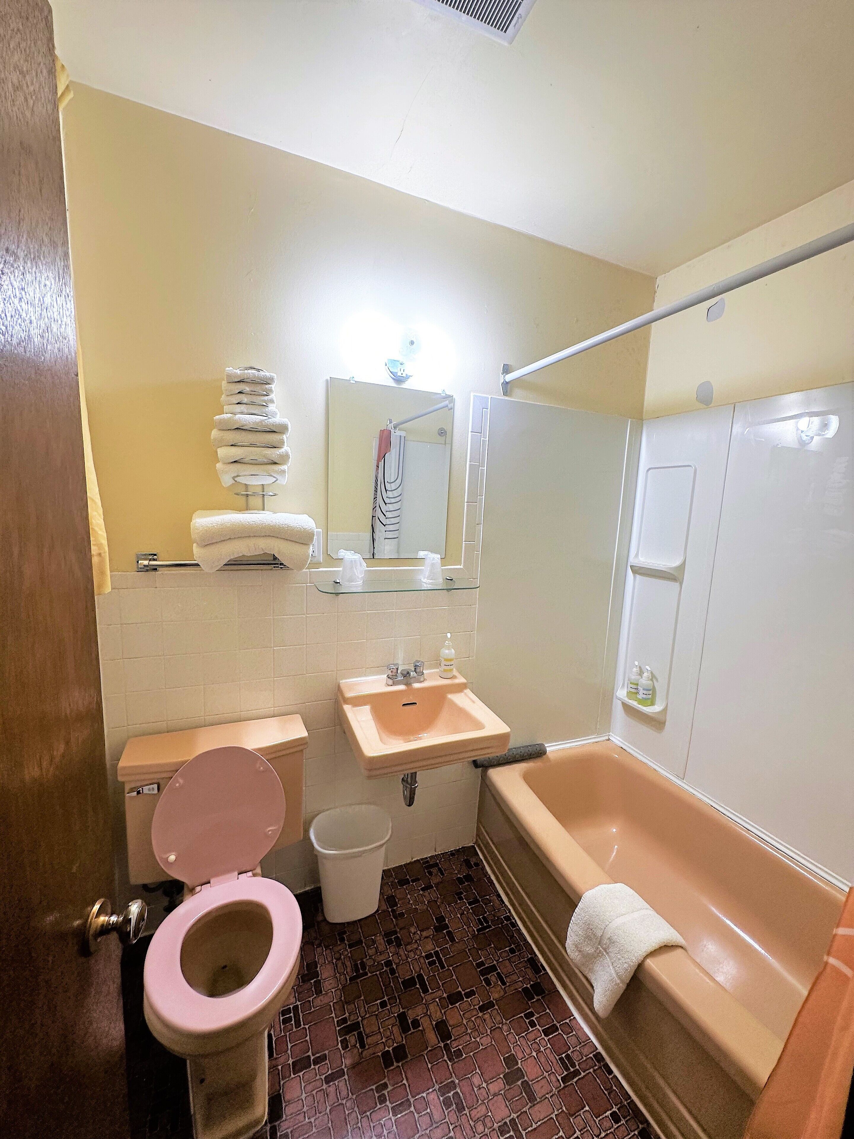 A bathroom with a toilet, sink, and bathtub.
