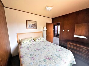 Suite | Desk, soundproofing, iron/ironing board, free WiFi - Red Top Motor Inn (Huron Shores)