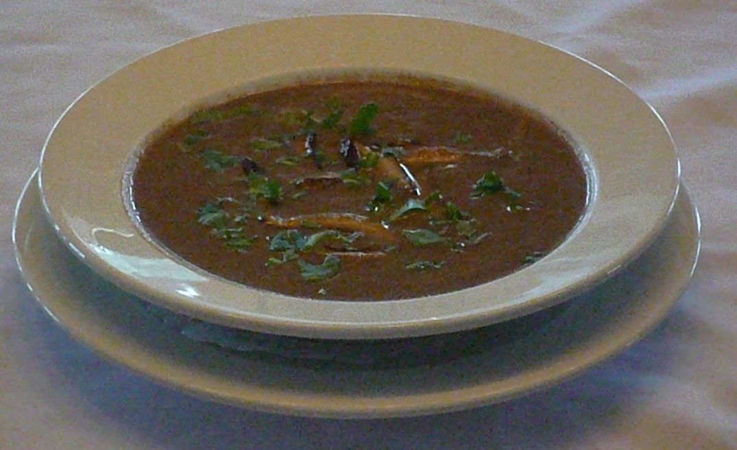 Un bol de soupe sur une assiette.