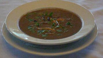 Un bol de soupe sur une assiette.