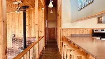 Cottage, 4 chambres | Cuisine privée | Cafetière/bouilloire, bouilloire électrique, chaise haute
