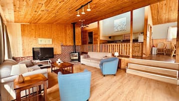 Cottage, 4 chambres | Coin séjour | Télévision à écran plat, lecteur de DVD