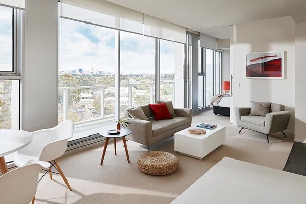 Caja de seguridad en la habitación y espacio para trabajar con laptop 