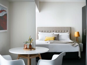 In-room safe, laptop workspace, iron/ironing board, cribs/infant beds - Art Series - The Watson (Walkerville)