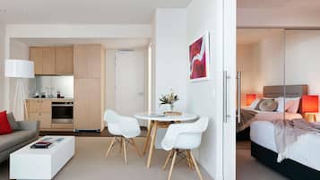 Suite, 1 slaapkamer, balkon | Een kluis op de kamer, een laptopwerkplek, een strijkplank/strijkijzer