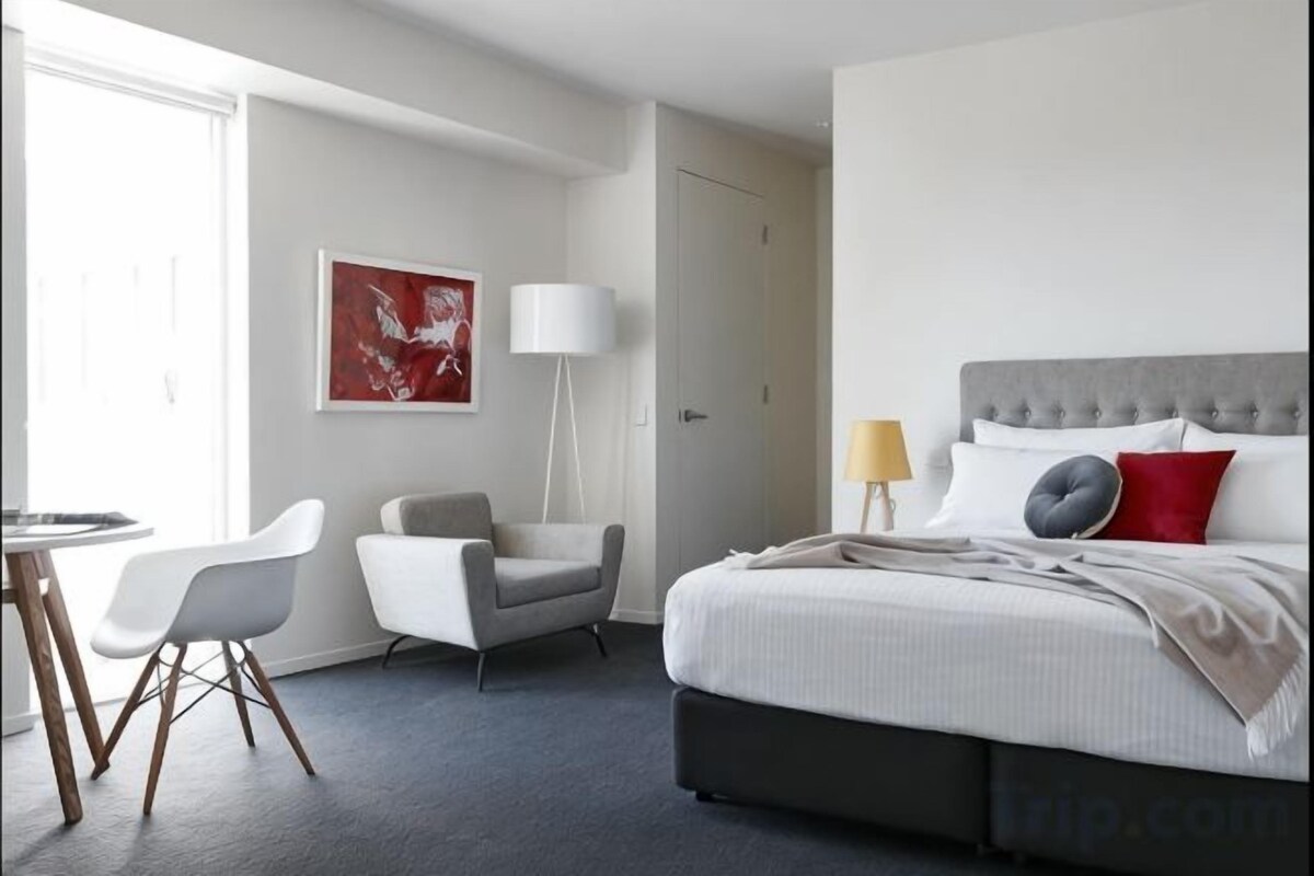 One-Bedroom Suite with Balcony
