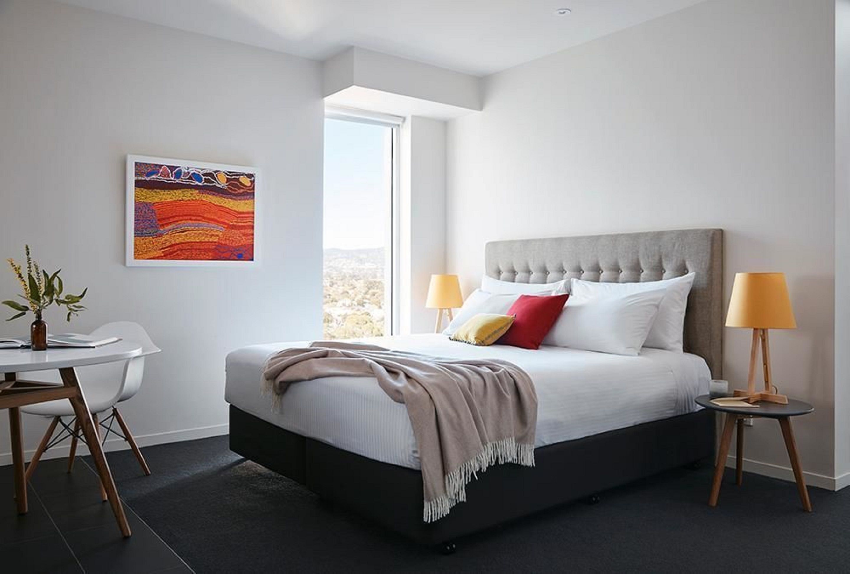 Caja de seguridad en la habitación y espacio para trabajar con laptop 