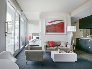 Een moderne woonkamer met een bank, fauteuil en salontafel.