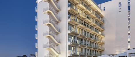 Utendørsbasseng og solsenger