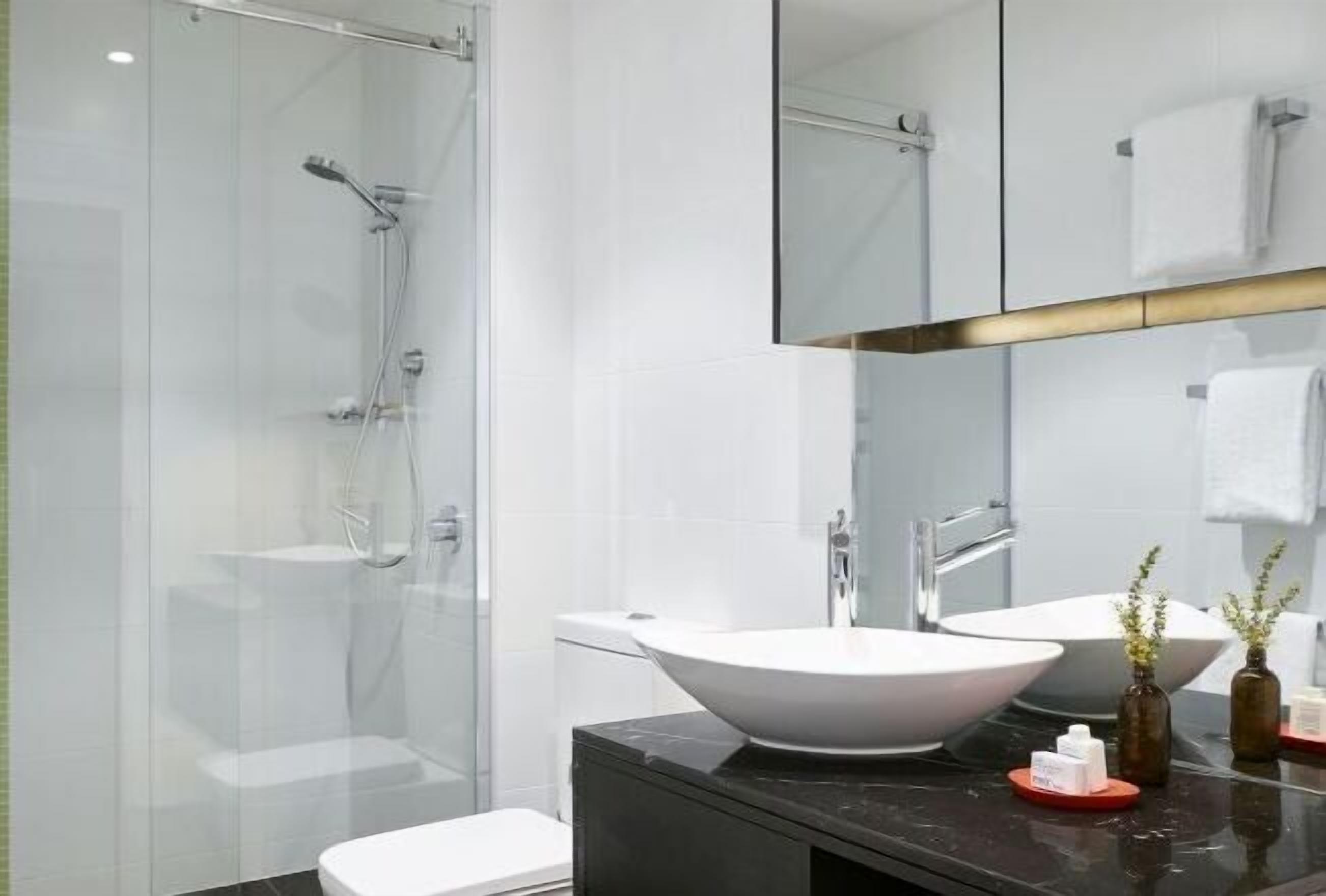 Regadera, amenidades de baño gratuitas, secadora de cabello, toallas 