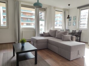 Appartement, 2 chambres, balcon | Coffre-fort, décor unique, ameublement unique, rideaux d’obscurcissement
