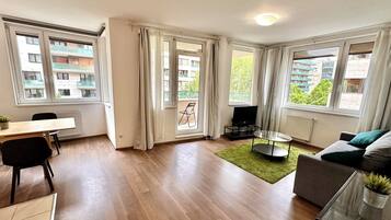 Leilighet, 2 soverom, balkong | Oppholdsområde | En 32-tommers Flatskjerm-TV med kabel-kanaler samt TV