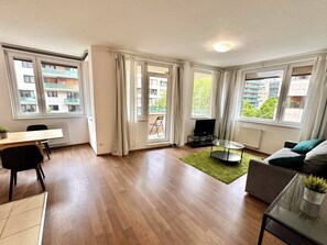 Appartement, 2 chambres, balcon | Coin séjour | Télévision à écran plat de 32 pouces avec chaînes par câble, télévision