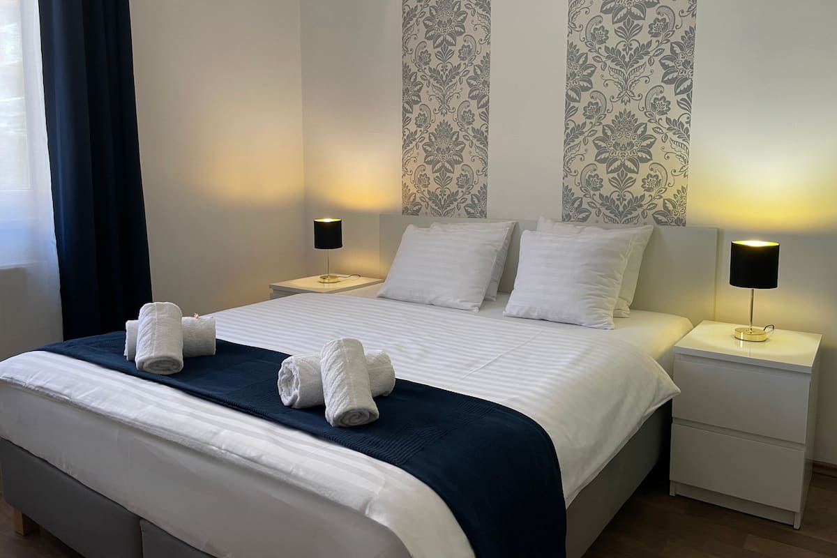 Apartment, 2 Schlafzimmer, Balkon | Zimmersafe, individuell dekoriert, individuell eingerichtet