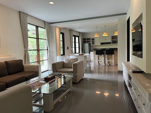 Two Bedroom River View Villa | Area keluarga | TV LCD