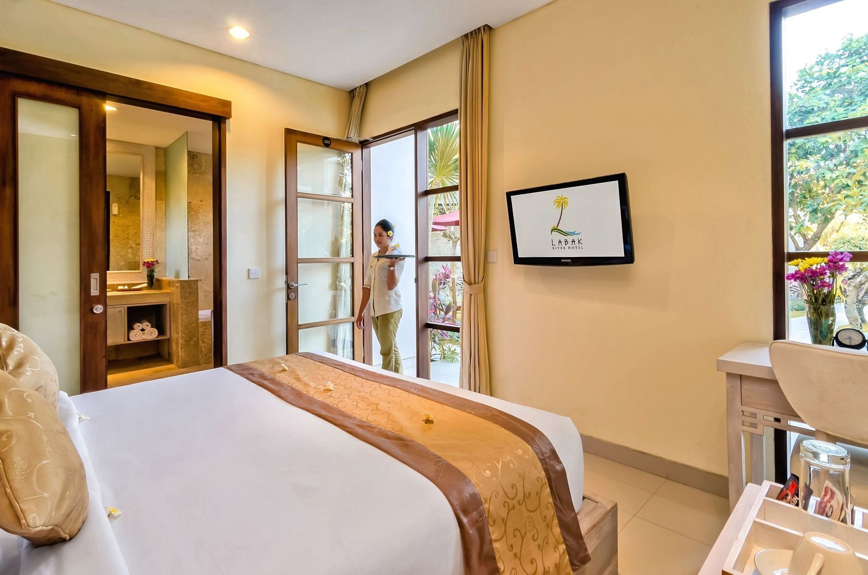 Premium bedding, minibar, in-room safe, desk