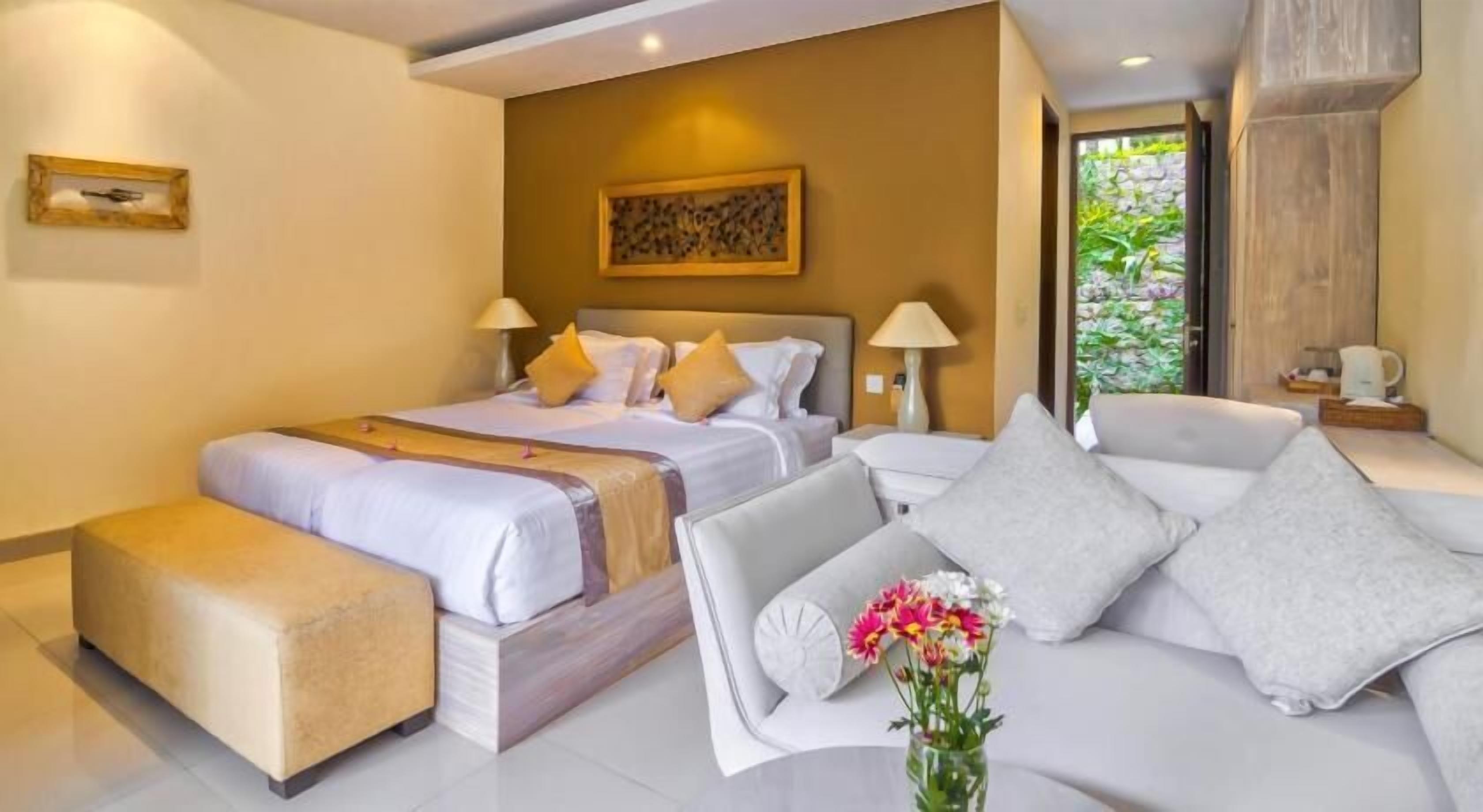 เครื่องนอนระดับพรีเมียม, มินิบาร์, ตู้นิรภัยในห้องพัก, โต๊ะทำงาน