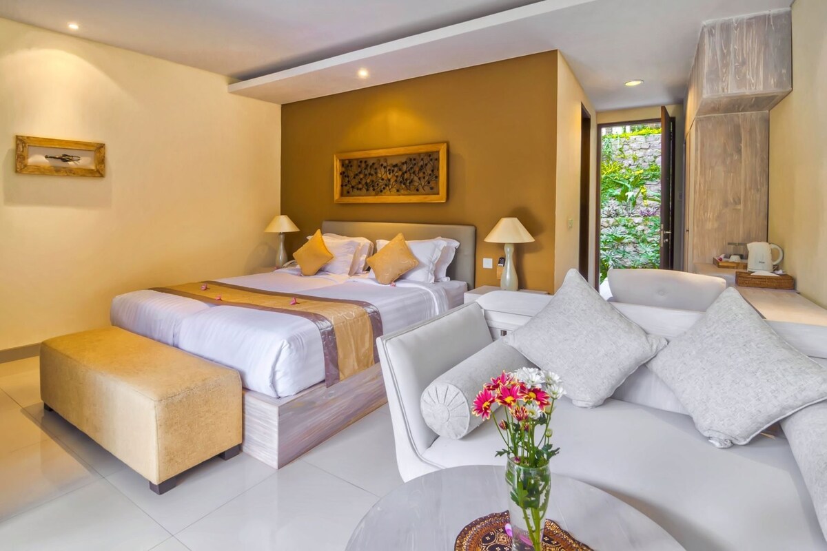 Premium bedding, minibar, in-room safe, desk