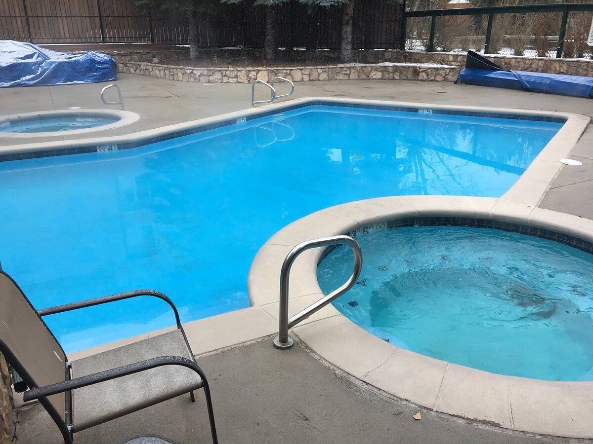 屋外プール、プール パラソル、サンラウンジャー