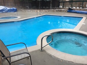 Outdoor pool, pool umbrellas, pool loungers - GetAways at Falcon Point Resort (Avon)